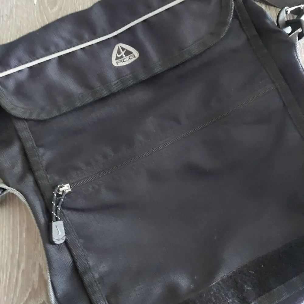 Vintage 00’s Nike ACG Messenger Bag